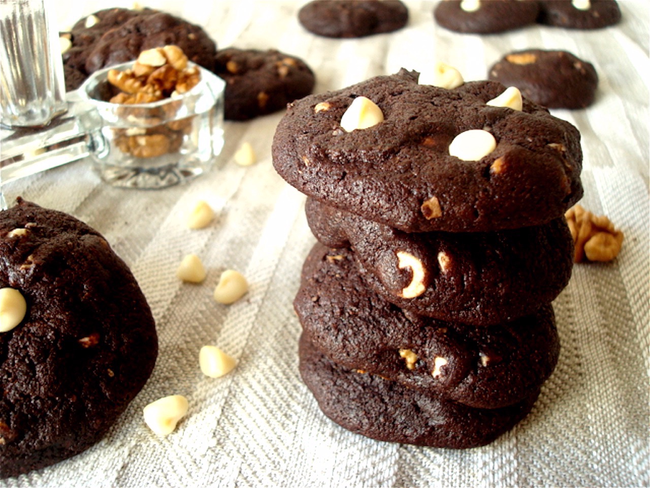 Kakaové cookies s ořechy a bílou čokoládou